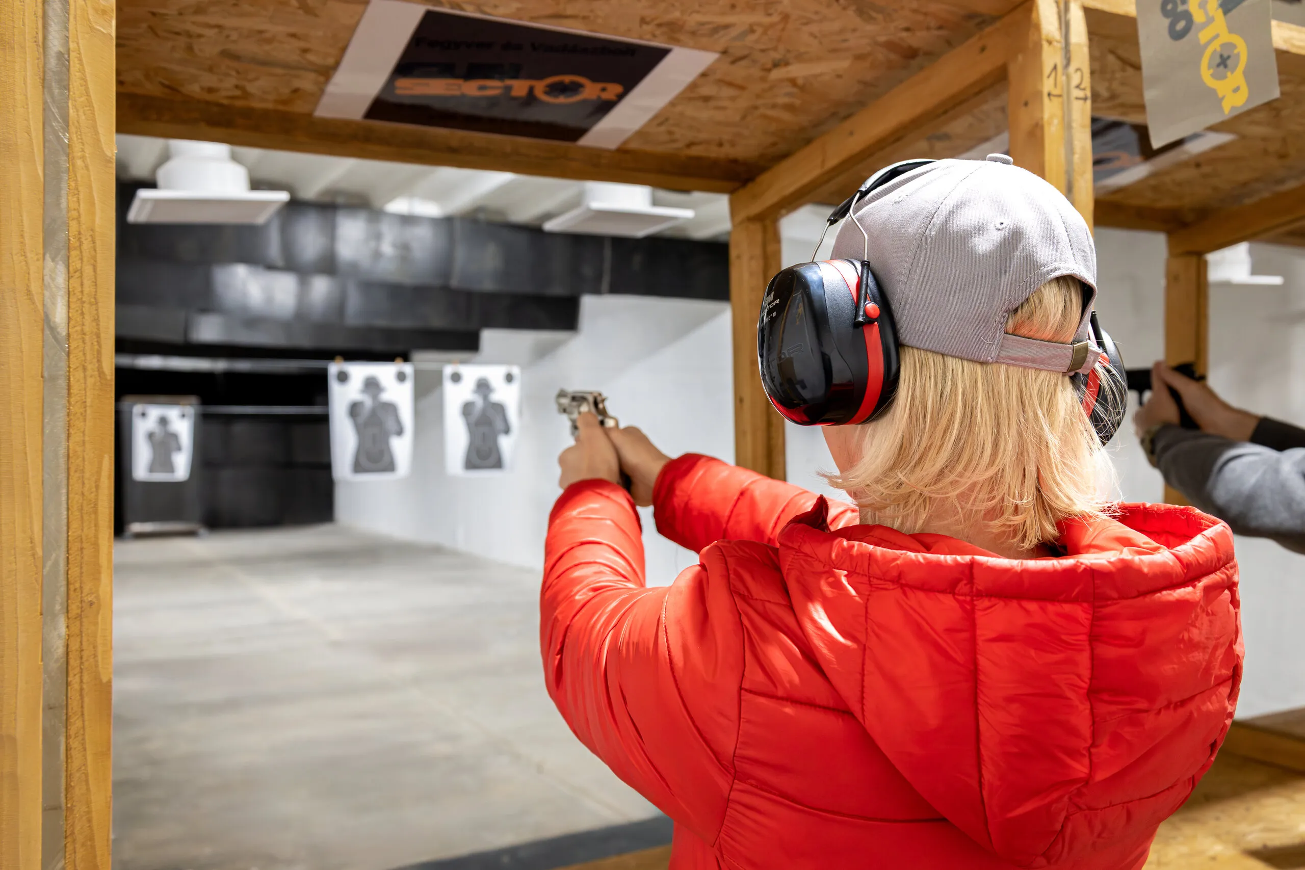 Élménylövészet pisztolyokkal a Gun Sector 360 lőtéren - akciófilm élmény a valóságban